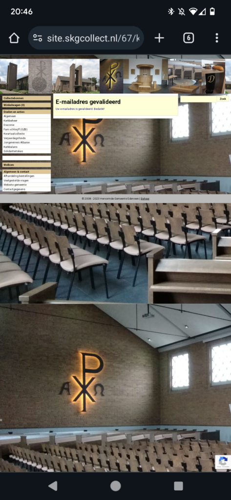 A group of chairs in a room

Description automatically generated